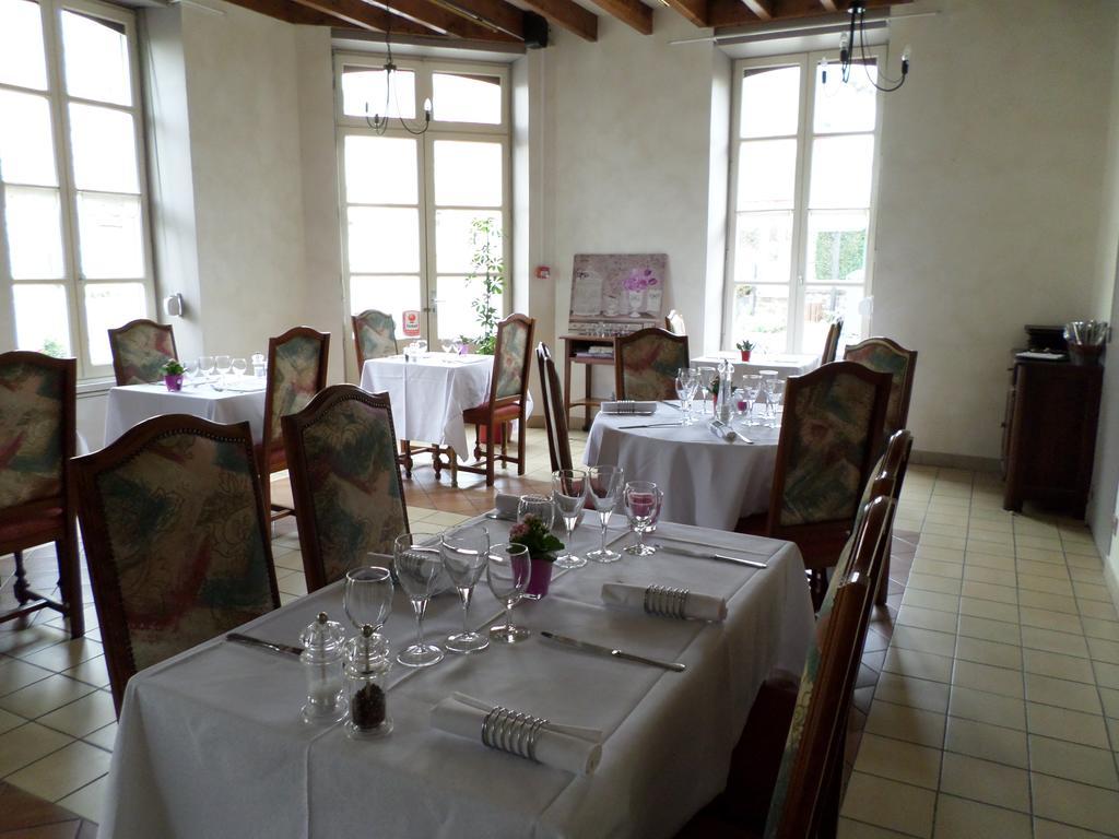 Le Relais De La Caleche Saint-Denis-dʼAnjou Exterior foto